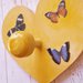 Appendiabiti a forma di cuore con farfalle