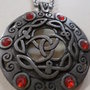 ciondolo argento antico con simboli celtici e cristalli rossi