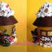 Lanterna casa della Befana con dolci e altre decorazioni fatte a mano in fimo. Idea regalo per Natale.