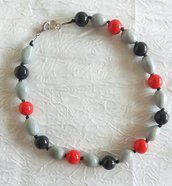 Girocollo con perle in pasta di mais rosse, grigie e nere