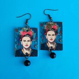 Orecchini di carta pendenti Frida Kahlo con perla nera.