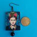 Orecchini di carta pendenti Frida Kahlo con perla nera.