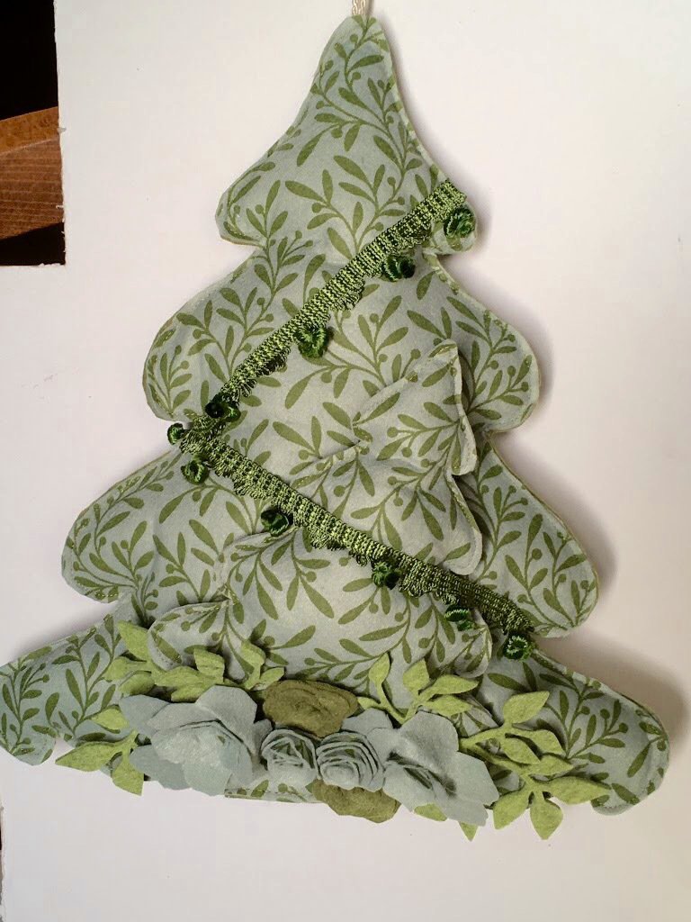 Fuori porta natalizio albero di natale verde con rose fatte a man ... Albero di natale con mensole