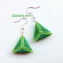 Orecchini verdi a triangolo doppio realizzati con perline delica Miyuki